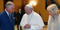 Papa Francisco recebeu o príncipe Charles e sua esposa Camila no Vaticano. Este foi o primeiro encontro entre o príncipe de Gales e o pontífice.  Foto: EFE