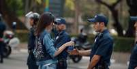 Imagem do comercial no momento em que Kendall Jenner entrega o refrigerante ao policial em meio a um protesto  Foto: Reprodução | YouTube / Guia da Semana