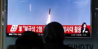 Sul-coreanos assistem na TV reportagem sobre um dos lançamentos de misseis da Coreia do Norte (foto de arquivo)  Foto: EFE