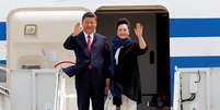 O presidente da China, Xi Jinping, e sua mulher, Peng Liyuan, chegaram aos Estados Unidos nesta quinta, 6 de abril  Foto: Reuters