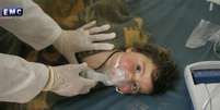 Criança recebe tratamento em um hospital em Idlib, no norte da Síria, após suposto ataque com armas químicas. Imagem de divulgação do Idlib Media Center  Foto: Agência Brasil