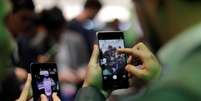 Na foto, visitantes tentam dispositivos de Huawei durante o Mobile World Congress em Barcelona, Espanha, no dia 27 de fevereiro de 2017.  Foto:  Eric Gaillard / Reuters