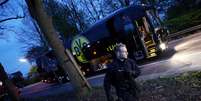 O ônibus do Borussia Dortmund ficou danificado após explosão a caminho do estádio da equipe para disputar partida válida pela Liga dos Campeões  Foto: Kai Pfaffenbach Livepic / Reuters