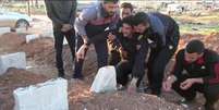 Entre 89 vítimas de bombardeio de terça-feira passada em Khan Sheikhoun, 22 eram parentes de Abdulhameed Alyousef, que tinha saído de casa para ajudar vítimas.  Foto: BBC