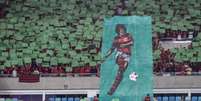 Torcida do Flamengo caprichou e coloriu a arquibancada do Maracanã para entrada do time. Mosaico 3D recriou o gol de Zico diante do Cobreloa, na decisão da Libertadores de 1981.  Foto: AFP / LANCE!