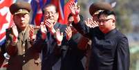 Kim Jong-un (à direita) acena para a população durante evento na Coreia do Norte.  Foto: Reuters