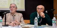 Olavo de Carvalho e Eduardo Suplicy durante evento em Harvard, nos EUA  Foto: LPinfocus / BBC News Brasil