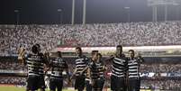 Jogadores do Corinthians comemoram o gol anotado por Jô na vitória de 2 a 0 do Corinthians sobre o São Paulo pela primeira partida da semifinal do Paulistão  Foto: Daniel Vorley/Agif/GazetaPress