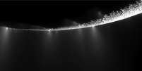 Jatos de vapor d'água expelidos por uma rede de gêiseres tornam mais fácil investigar lua de Saturno  Foto: NASA/JPL-Caltech/SSI / BBC News Brasil