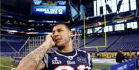 Jogando sob o comando de Tom Brady, Aaron Hernandez era destaque do New England Patriots até sua prisão  Foto: Reuters