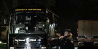 Bombas quebraram as janelas e estouraram os pneus do ônibus  Foto: Getty Images / BBC News Brasil