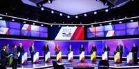 Os onze candidatos à Presidência debatiam na TV quando se deu o incidente em Paris   Foto: Reuters