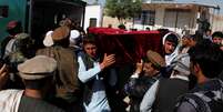 Parentes carregam caixão com vítima de ataque no Afeganistão.  Foto: Reuters