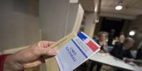 Eleitor mostra cédula de votação para eleição presidencial na França neste domingo   Foto: Agência Brasil