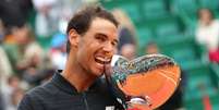 Rafael Nadal posa com o troféu de campeão em Monte Carlo  Foto: Reuters