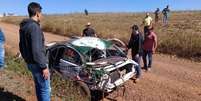 Carro de Paulo Nobre ficou destruído após o acidente (Foto: Reprodução Twitter/RallyBrasileiro)  Foto: Lance!