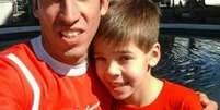 Fernando Sierra foi buscar Felipe na escola na quinta-feira; no sábado, os dois foram encontrados sem vida a 150 km de Montevidéu, capital do país  Foto: Campanha de buscas / Facebook / BBC News Brasil