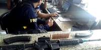 A polícia apreendeu armas de grosso calibre usadas no ataque à transportadora  Foto: EPA / BBC News Brasil