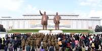 Norte-coreanos comemoram o 85º aniversário do exército de seu país  Foto: Reuters