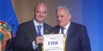 Presidente da Fifa, Gianni Infantino, ao lado do presidente da Associa&ccedil;&atilde;o Chilena de Futebol, Arturo Salah  Foto: Getty Images