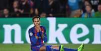 Neymar tenta fazer malabarismo com a bola e leva tombo  Foto: Michael Regan  / Getty Images