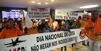 Protesto no saguão do Aeroporto de Congonhas, Zona Sul de São Paulo (SP), na manhã desta sexta-feira (28). A manifestação não afeta o embarque e desembarque de passageiros. O ato faz parte do movimento nacional intitulado “Greve Geral&#034; contra a reforma da Previdência e reforma trabalhista.  Foto: Renato S. Cerqueira/Futura Press