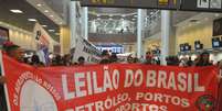 Protesto no Aeroporto Santos Dumont, no Rio de Janeiro (RJ), na manhã desta sexta-feira (28). O ato faz parte do movimento nacional intitulado “Greve Geral" contra a reforma da Previdência e reforma trabalhista.  Foto: Alessandro Buzas/Futura Press