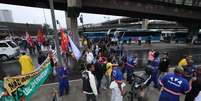 Protesto na Avenida Brasil, em frente a Rodoviária Novo Rio, no Rio de Janeiro (RJ), na manhã desta sexta-feira (28). O ato faz parte do movimento nacional intitulado “Greve Geral" contra a reforma da Previdência e reforma trabalhista.  Foto: José Lucena/Futura Press