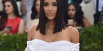 O vestido justo e branco de Kim kardashian é da grife Vivienne Westwood  Foto: Getty Images / PurePeople