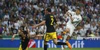 Cristiano Ronaldo chuta para marcar seu segundo gol  Foto: Reuters