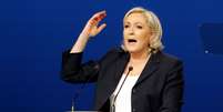 Marine Le Pen durante discurso em sua campanha pelo segundo turno das eleições francesas  Foto: Reuters