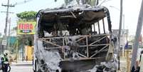 &Ocirc;nibus incendiado na regi&atilde;o da Avenida Brasil, no Rio de Janeiro (RJ), na manh&atilde; desta ter&ccedil;a-feira (2). Homens atearam fogo em oito &ocirc;nibus e um caminh&atilde;o. Os ataques seriam reflexo de um confronto na Comunidade Cidade Alta, em Cordovil, na Zona Norte do Rio, desde as primeiras horas do dia.  Foto: Jose Lucena / Futura Press
