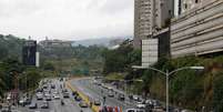 Opositores de Nicolás Maduro fecham via durante protesto após convocação de Assembleia Constituinte  Foto: Reuters