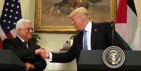 Donald Trump, presidente dos Estados Unidos, aperta a mão do presidente da Autoridade Nacional Palestina (ANP), Mahmoud Abbas.  Foto: Reuters
