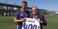 Cristiano Ronaldo recebeu uma camisa alusiva aos 400 gols marcados pelo Real Madrid  Foto: Reprodução/Facebook