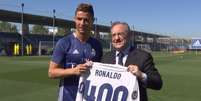 Cristiano Ronaldo recebeu uma camisa alusiva aos 400 gols marcados pelo Real Madrid  Foto: Reprodu&ccedil;&atilde;o/Facebook