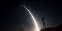 Imagem mostra lançamento de míssil Minuteman 3 no dia 26 de abril pela Força Aérea dos EUA  Foto: Reuters