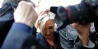 Segurança protege candidata Marine Le Pen, que foi recebida com ovos e insultos durante uma visita de campanha  Foto: Reuters