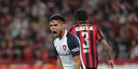 Paulo Díaz, jogador do San Lorenzo, comemora seu gol  Foto: Gazeta Press