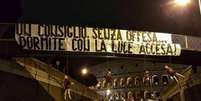 Bonecos aparecem enforcados perto do Coliseu (Foto: Reprodução / Twitter Gazzetta dello Sport)  Foto: Lance!