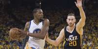 Kevin Durant (esq.) foi o cestinha dos Warriors  Foto: Reuters