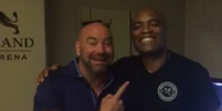 Dana White posa ao lado de Anderson Silva  Foto: Reprodução / LANCE!