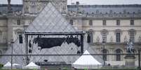 A entrada do Museu Louvre, na França, foi reaberta após evacuação de turistas por suspeita de terrorismo.  Foto: EPA/JULIEN DE ROSA / EFE