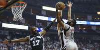 James Harden tenta arremesso durante o jogo da noite desse domingo (7)  Foto: Reuters