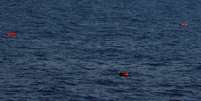 Imigrante morto usando salva-vidas é avistado nas águas do Mediterrâneo em foto do dia 16 de abril.  Foto: Reuters