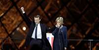 Emmanuel Macron e Brigitte Trogneux no palco após anunciada sua vitória nas eleições francesas: romance teve início polêmico  Foto: Reuters