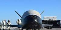 O avião experimental americano X-37B pousou nesta segunda-feira no Centro Espacial Kennedy, na Flórida, depois de uma missão secreta de quase dois anos.  Foto: BBC