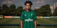 Zé Roberto posa com a nova camisa do Palmeiras - Foto: Divulgação  Foto: Lance!