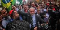 Lula chegou à Curitiba abraçado por manifestantes e cercado de fotógrafos; o depoimento durou mais de 5h  Foto: Filipe Araujo / BBC News Brasil