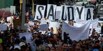 Trabalhadores da área de saúde também já fizeram protestos contra o governo, reclamando da escassez de medicamentos e reivindicando aumento de salários  Foto: Getty Images / BBC News Brasil